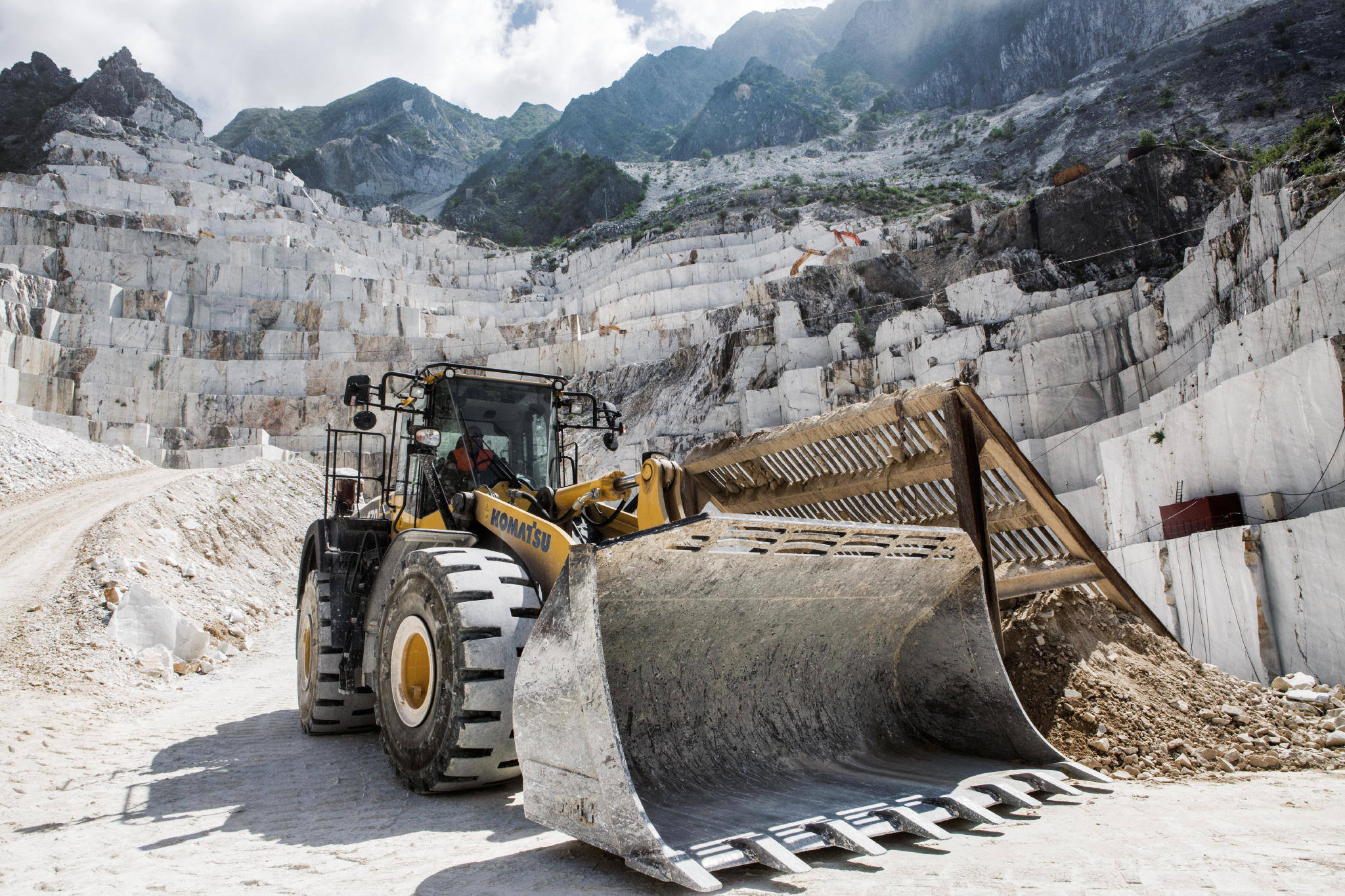 Trax davanti a un cava di marmo