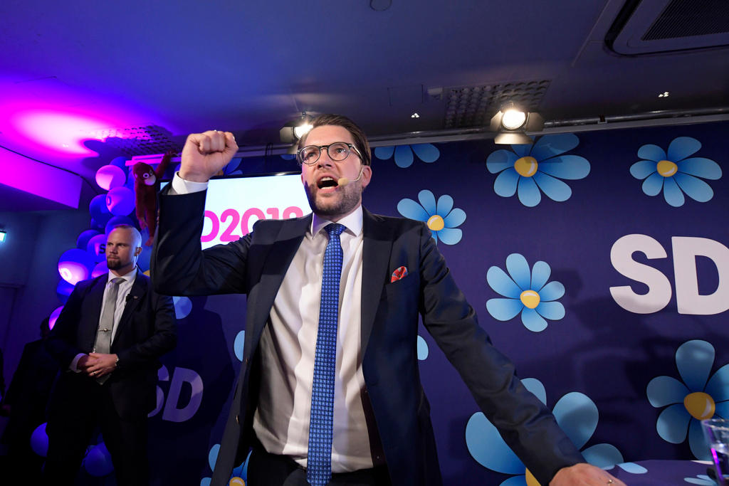 Jimmie Åkesson con pugno destro alzato