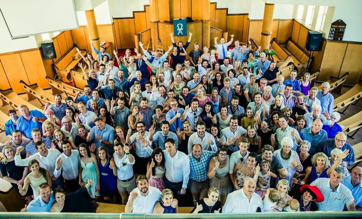 molte persone all interno di una chiesa