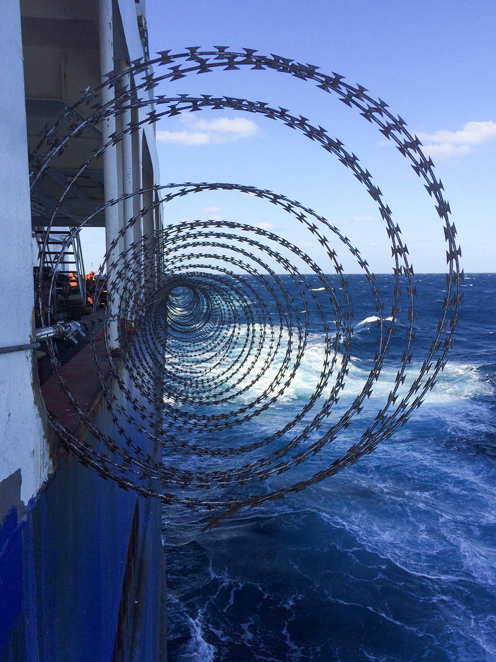 Des barbelés fixés sur le pont d un bateau