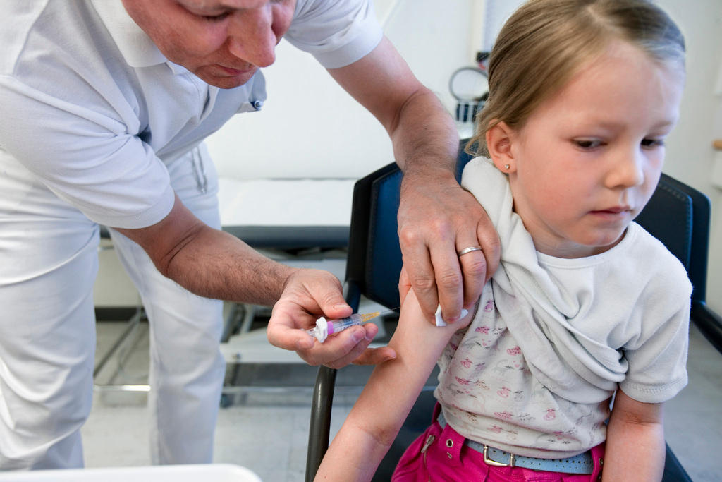 dottore vaccina una giovane paziente