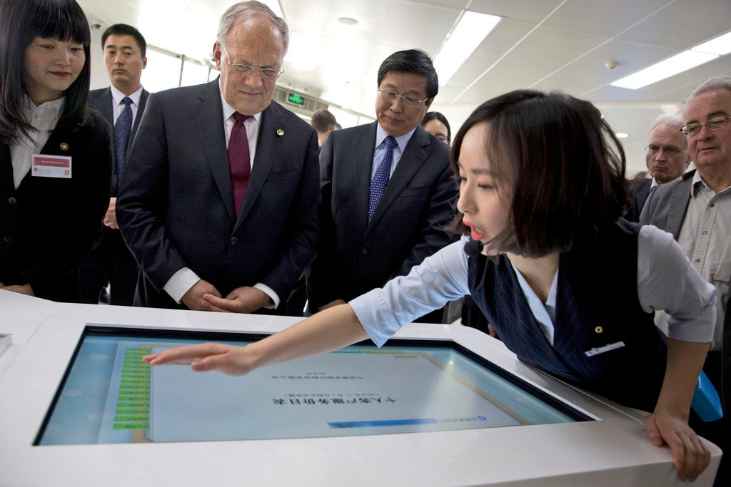 2016年4月，施耐德-阿曼访问了中国建设银行位于北京的总行。