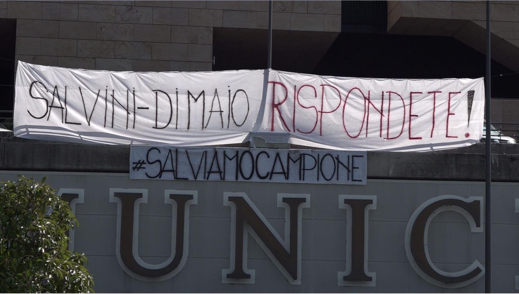 Uno striscione chiama in causa i politici italiani: Salvini e Di Maio, rispontete!
