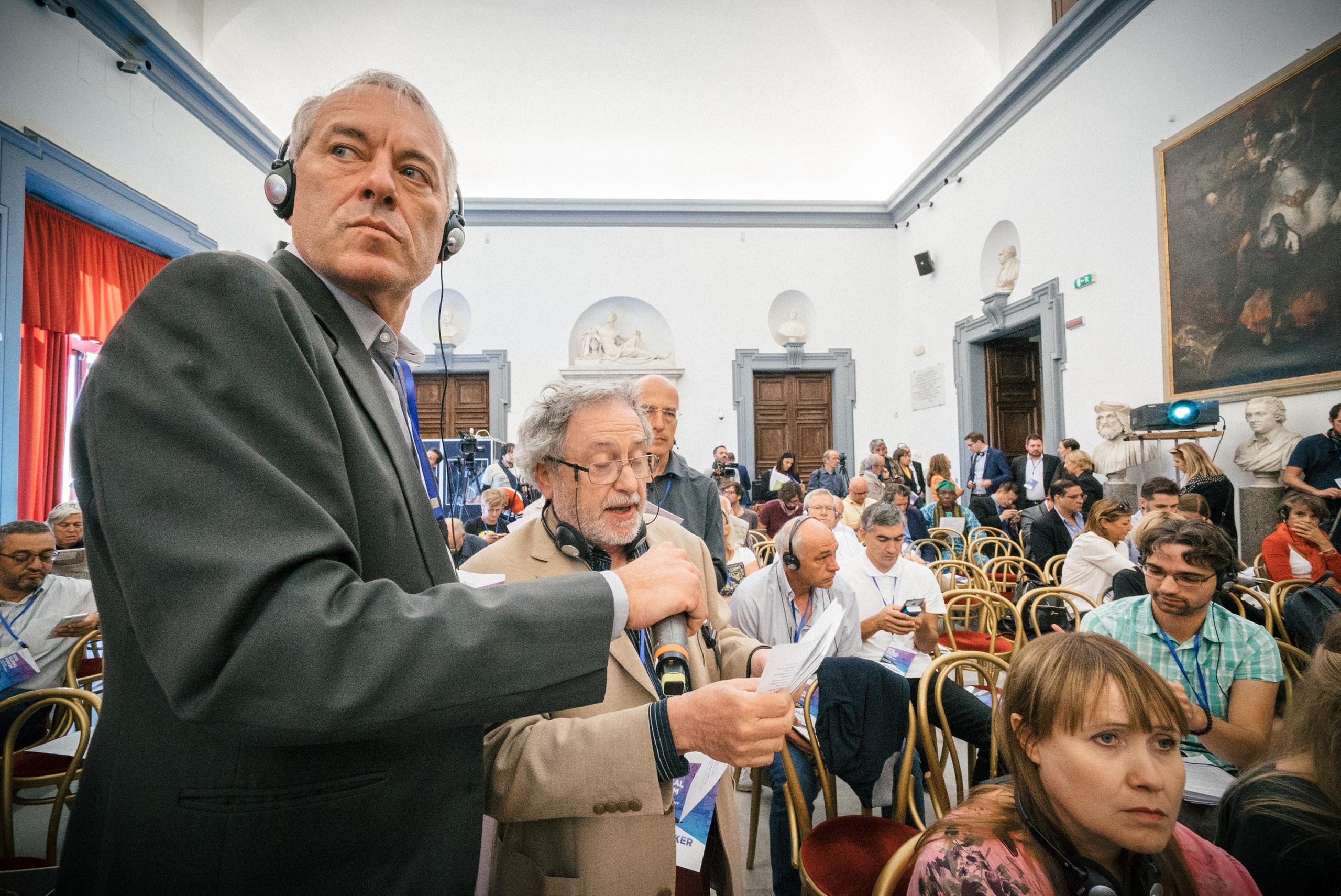 Bruno Kaufmann, copresidente del Global Forum, durante la discussione della Magna Charta