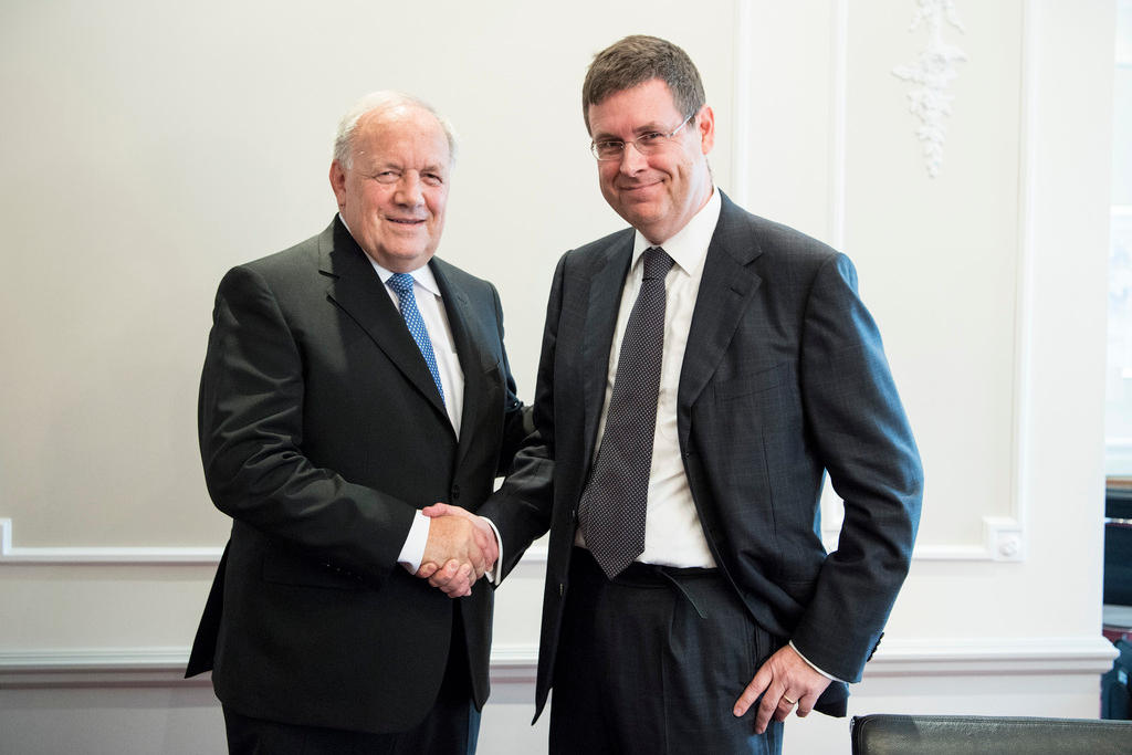 Lars-Erik Cederman es felicitado por el ministro suizo Johann Schneider-Ammann.