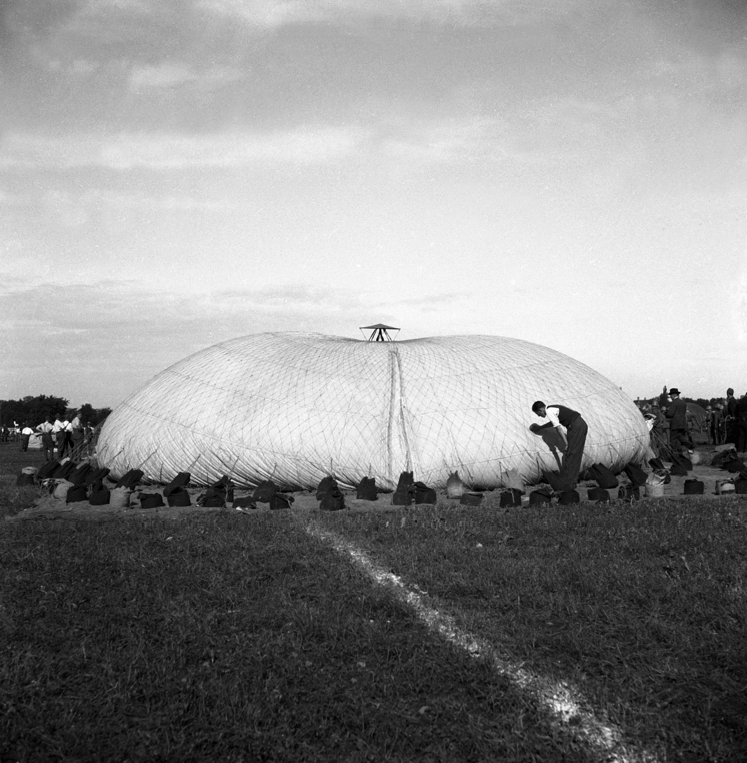 Un globo es inflado en Basilea 1932