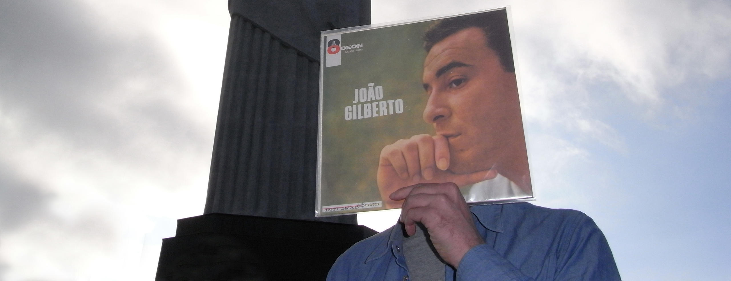 Marc Fischer posa com capa de disco de João Gilberto