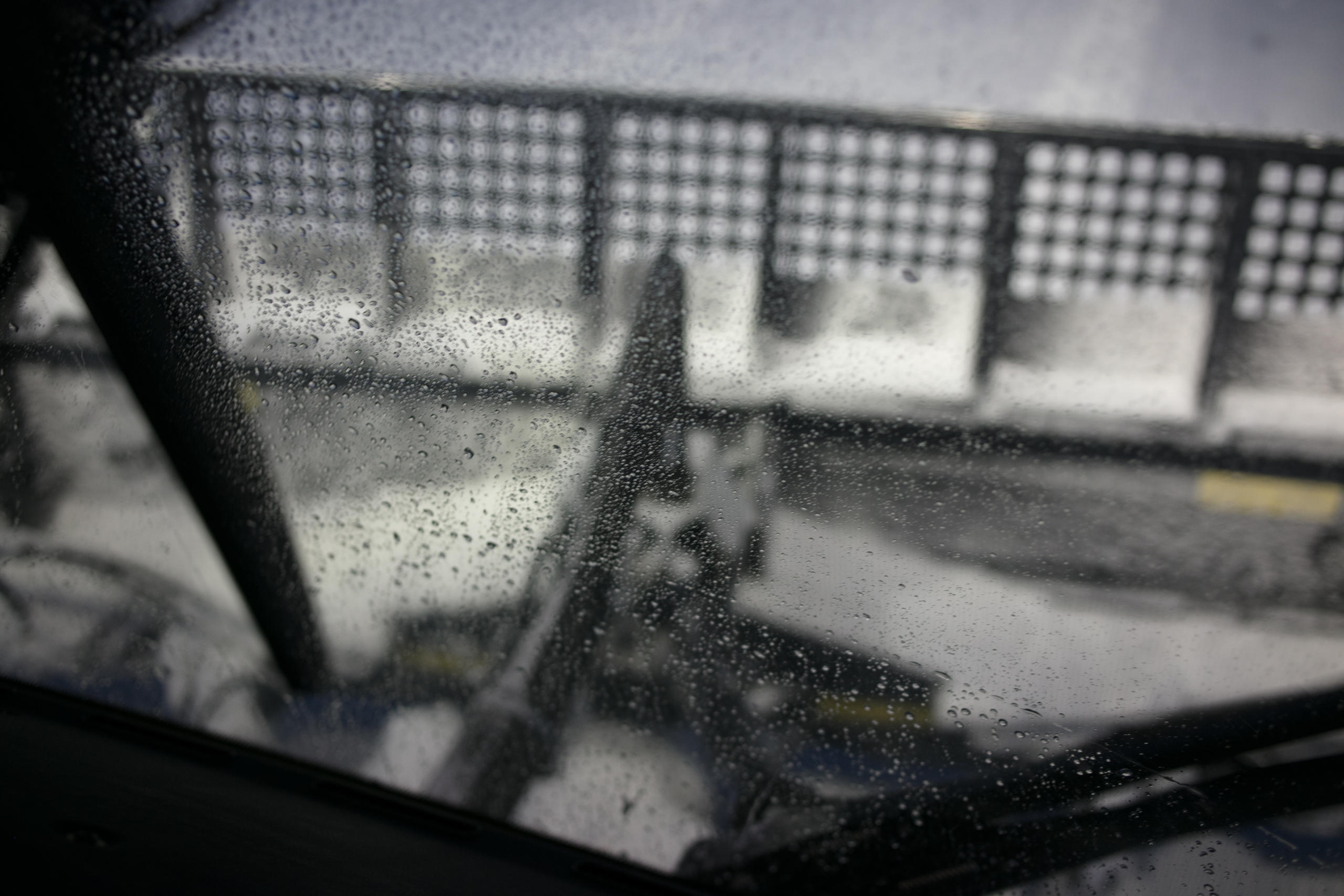 Pás de neve da frente do trator vistas da janela do motorista