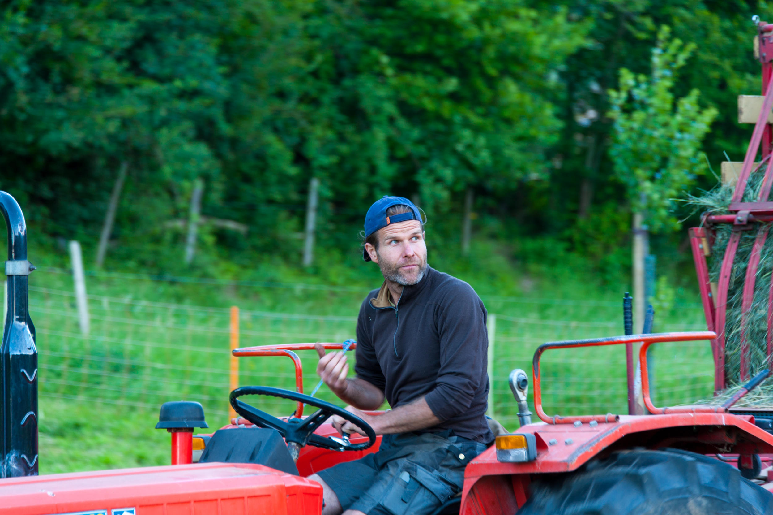 Hombre en un tractor