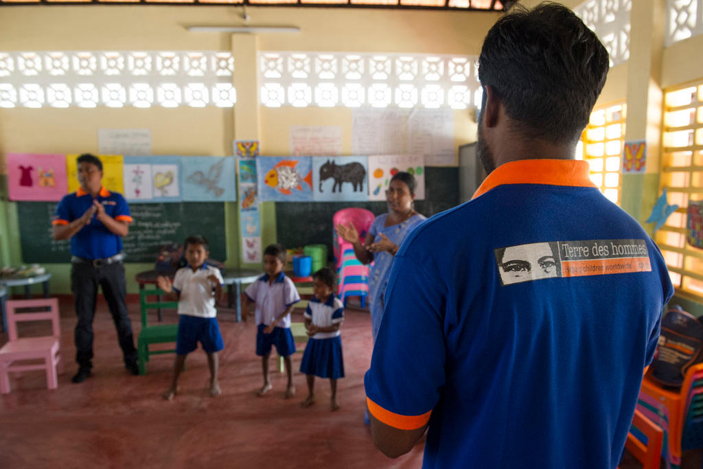 Educadores de terre des Hommes trabajan con niños en Sri Lanka