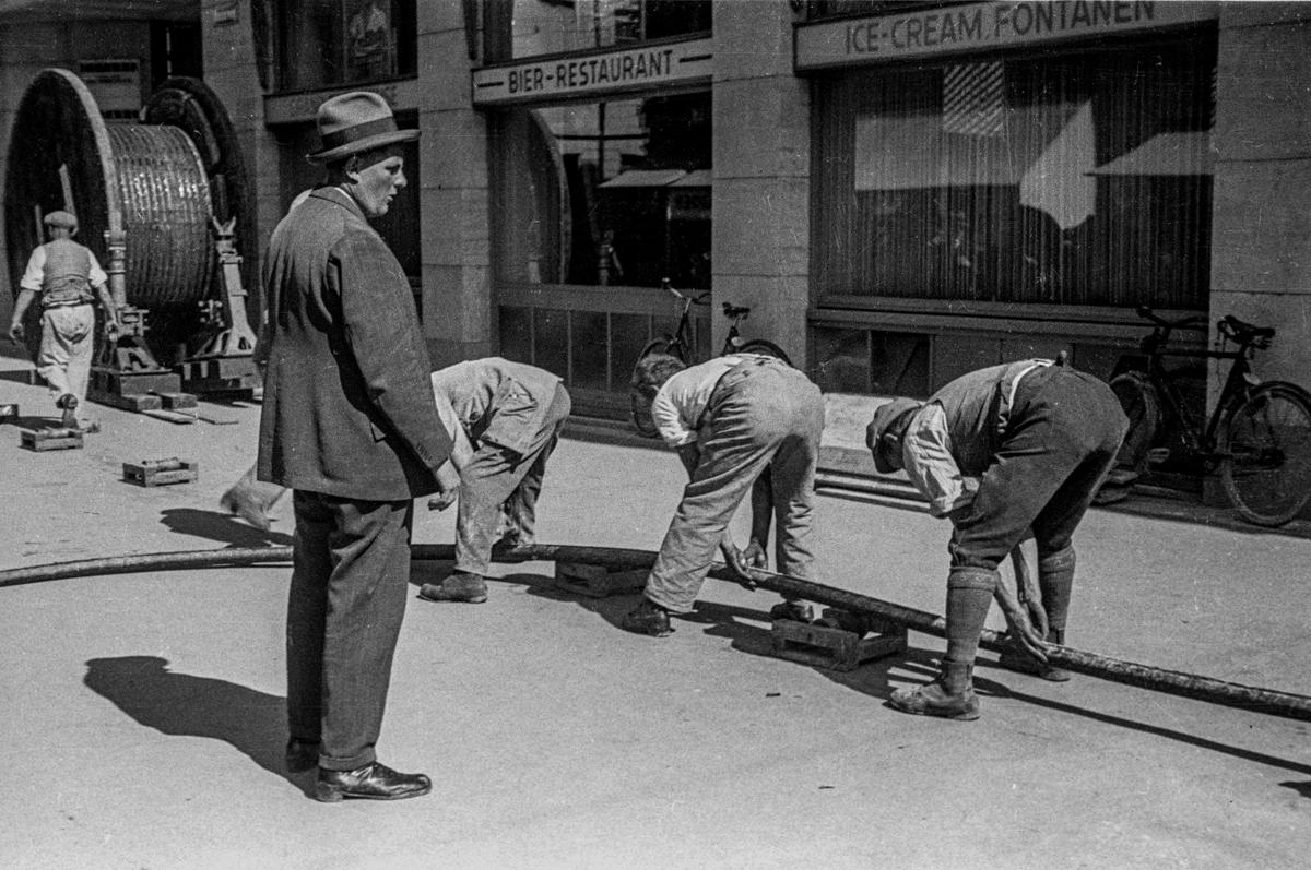 Hommes qui travaillent dans la rue