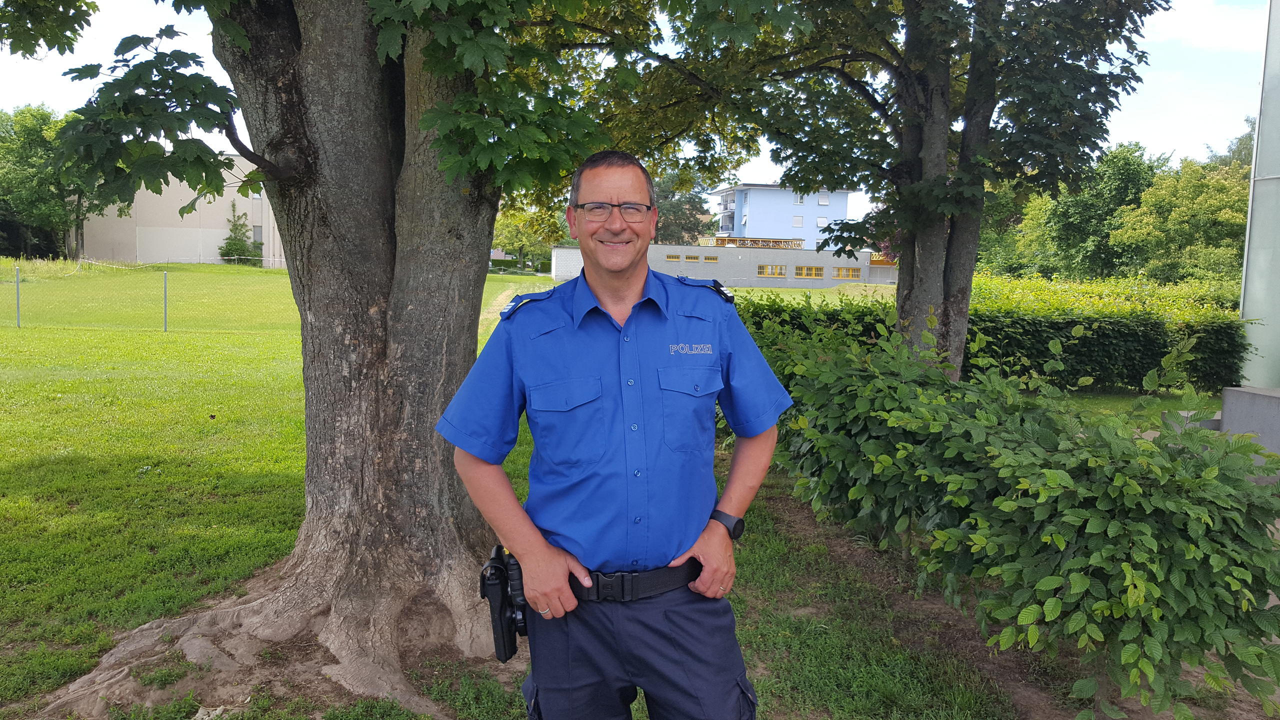 Policial com arma na cintura