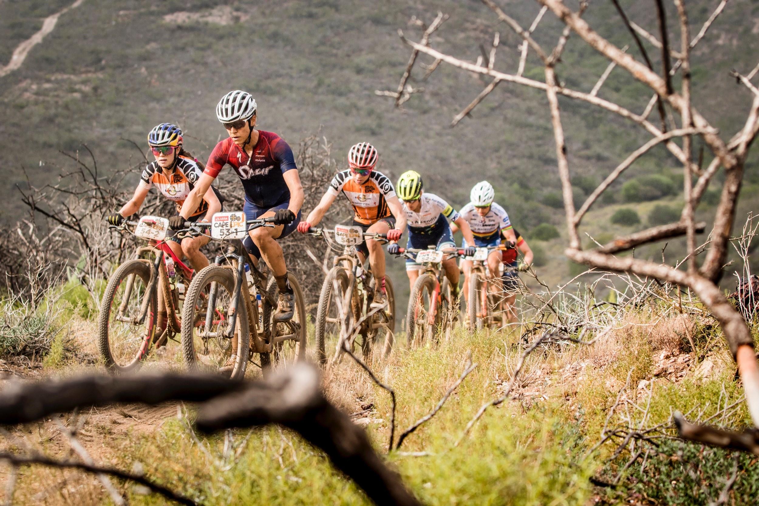 Frauengruppe auf Mountainbikes
