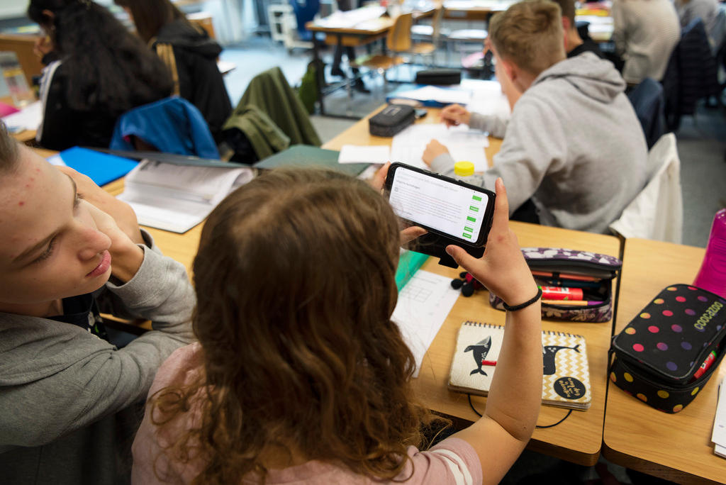 Ragazzi in classe con il telefonino