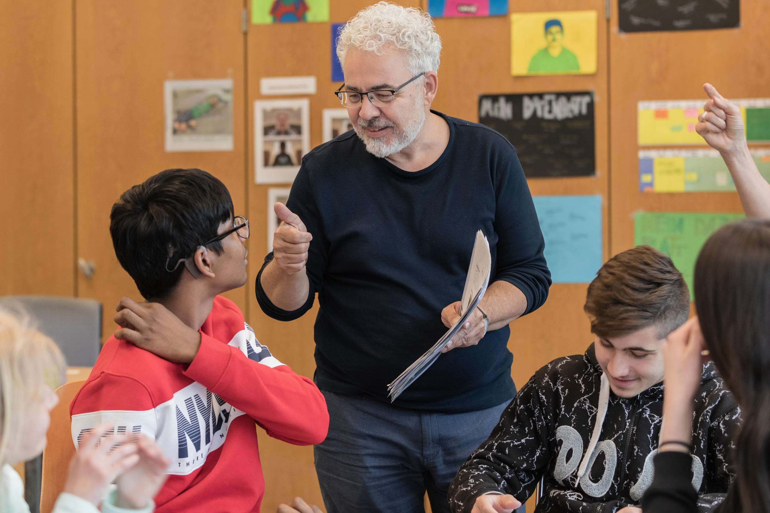 Peter Bachmann en compagnie de ses élèves