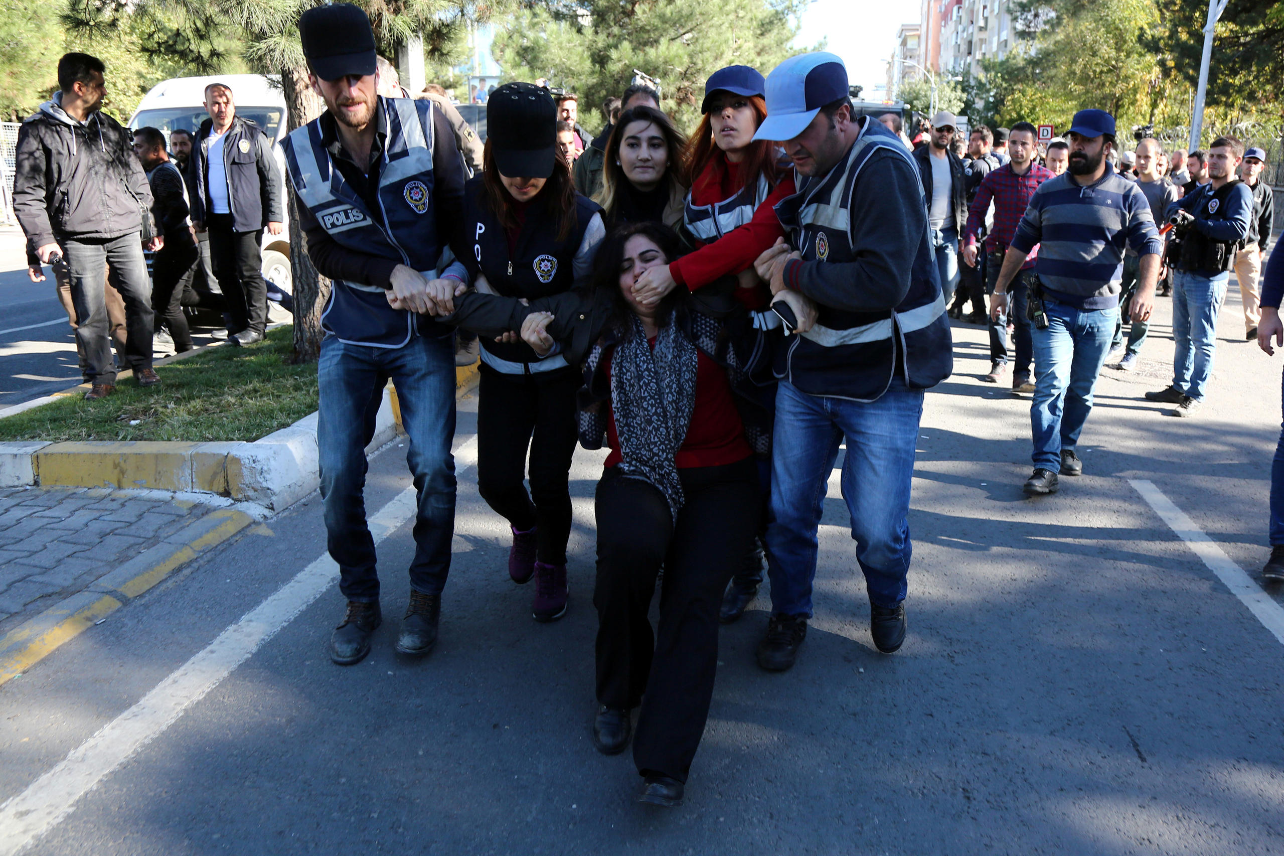 In der Türkei wird eine kurdische Politikerin von vier Polizisten verhaftet