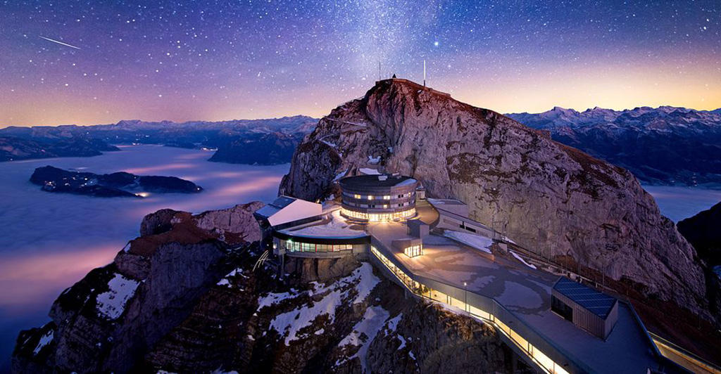 El Hotel Pilatus Kulm bajo un cielo estrellado