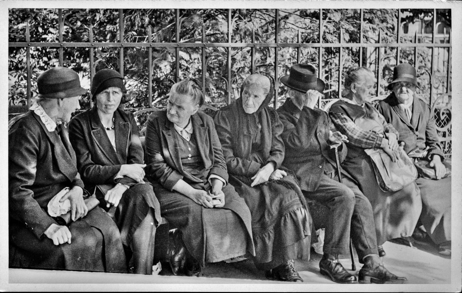 Vieilles femmes sur un banc