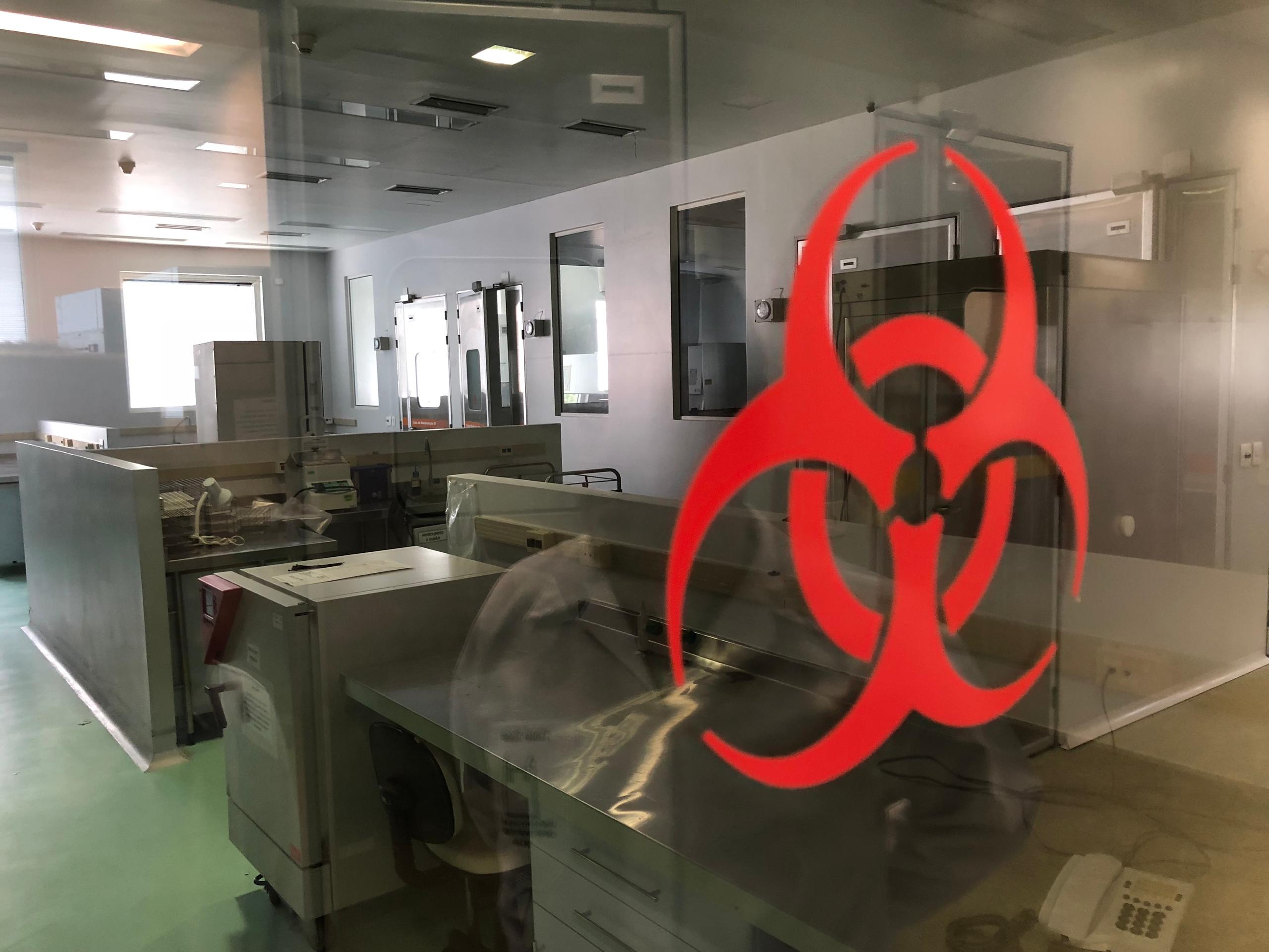 Símbolo de riesgo biológico en el vidrio de un laboratorio