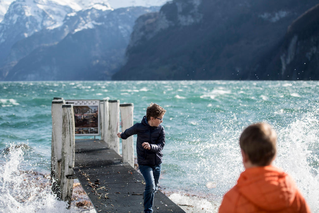 bambino corre su una passerella in riva al lago