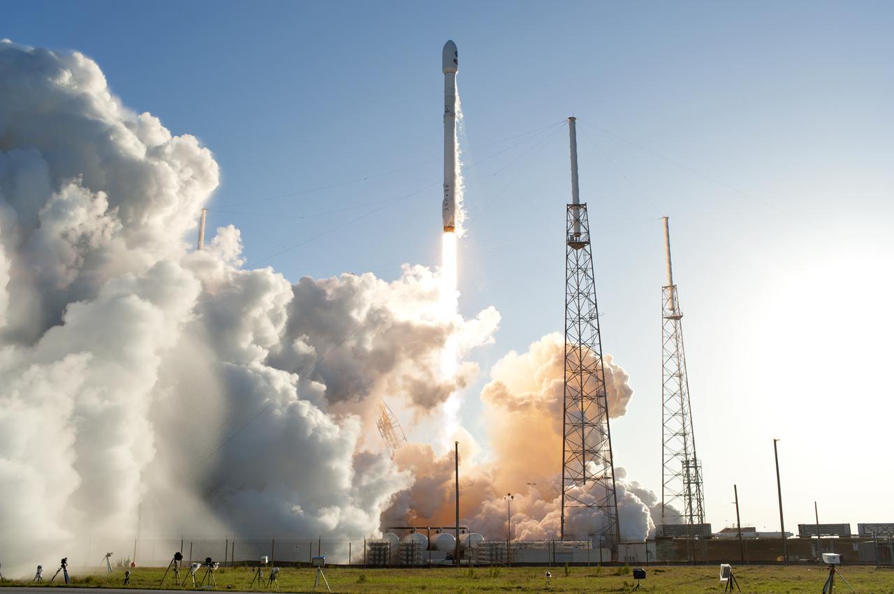 Eine weisse Rakete startet in den blauen Himmel und hinterlässt eine grosse Wolke.