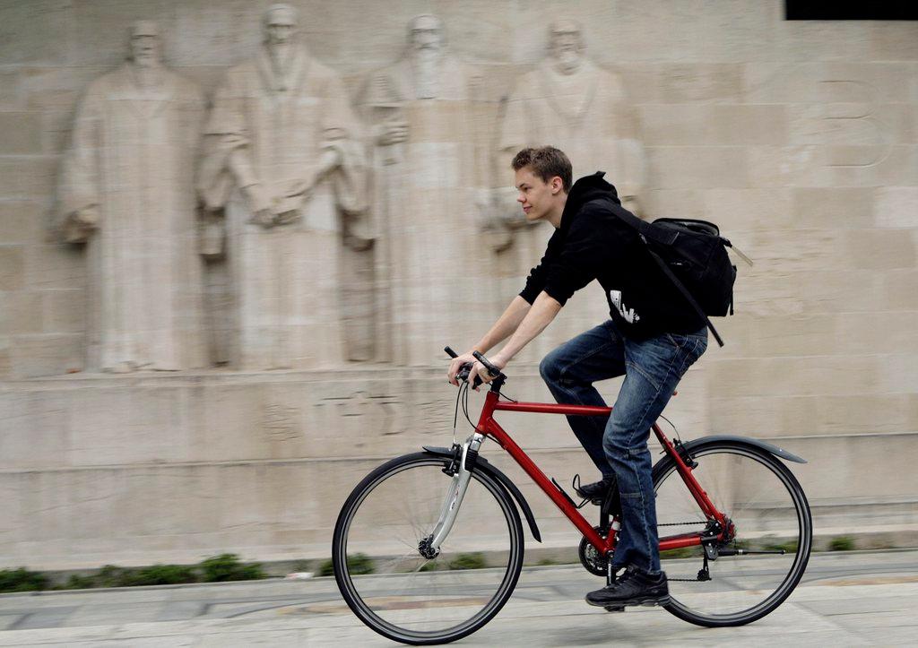 طالب يمتطي دراجة هوائية في مدينة جنيف