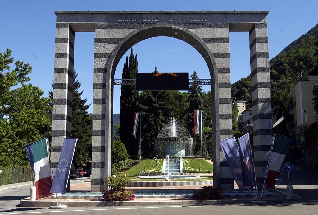 l arco che segna l entrata di campione d italia