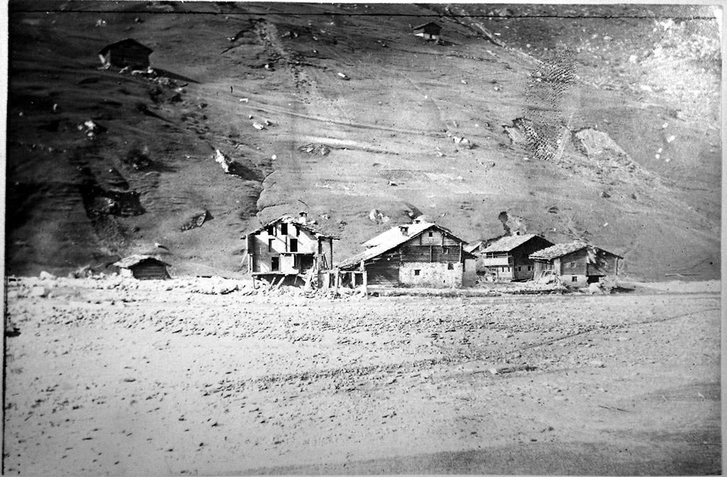 Imagen en blanco y negro de casas afectadas por la inundación