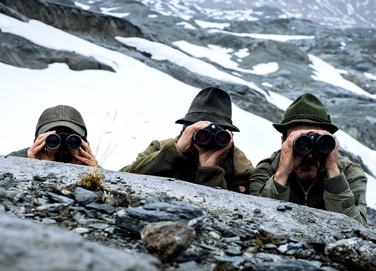Three men hunting in a scene from Amur Senza Fin