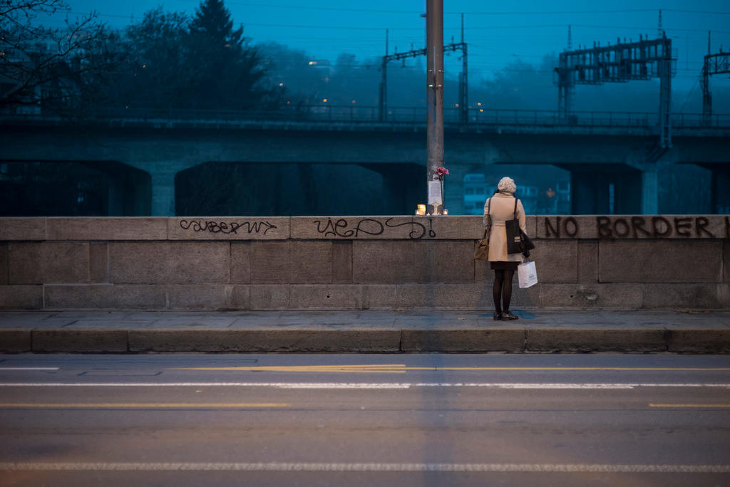 Eine Frau steht auf einer Brücke