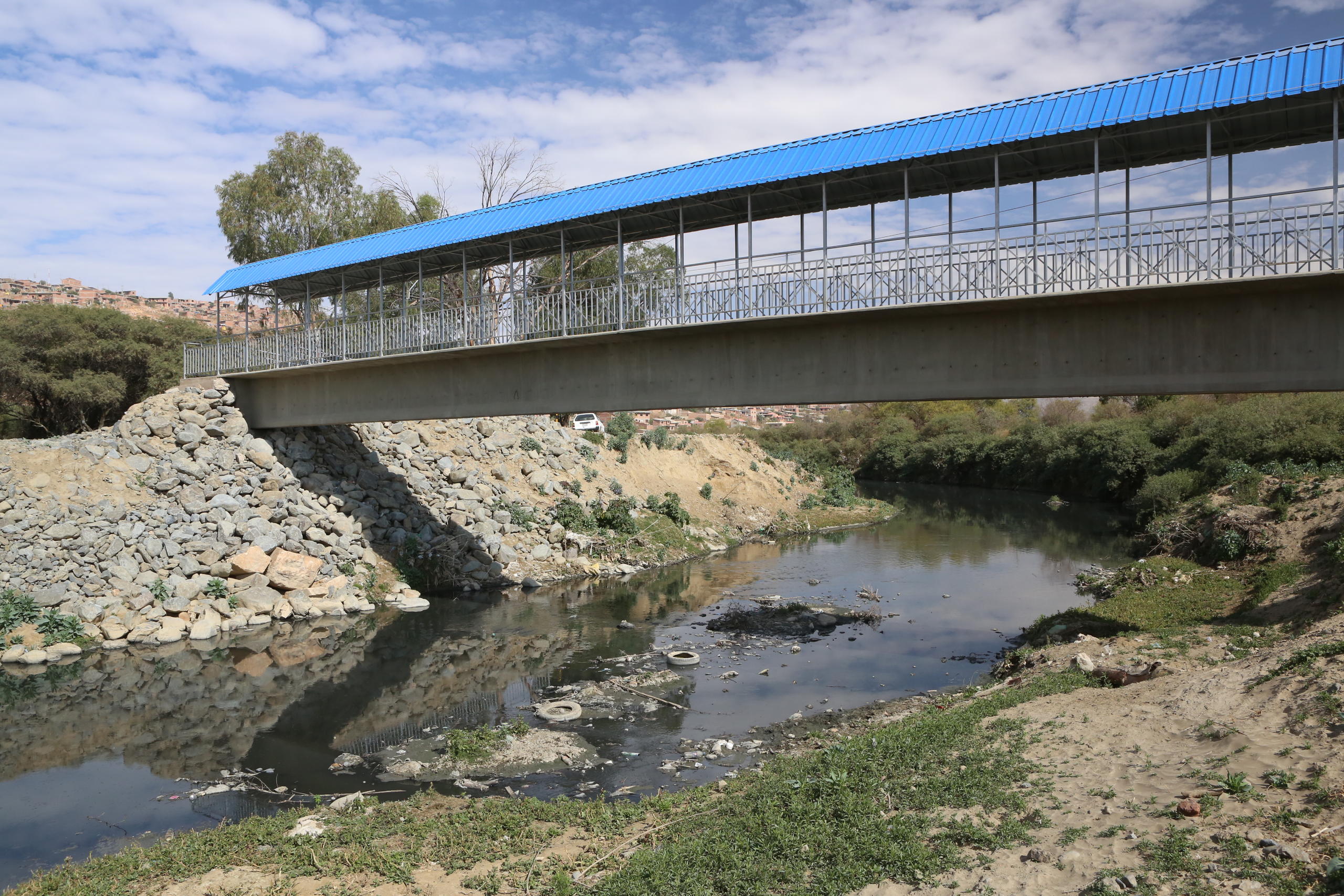 passerella in cemento che attraversa un fiume