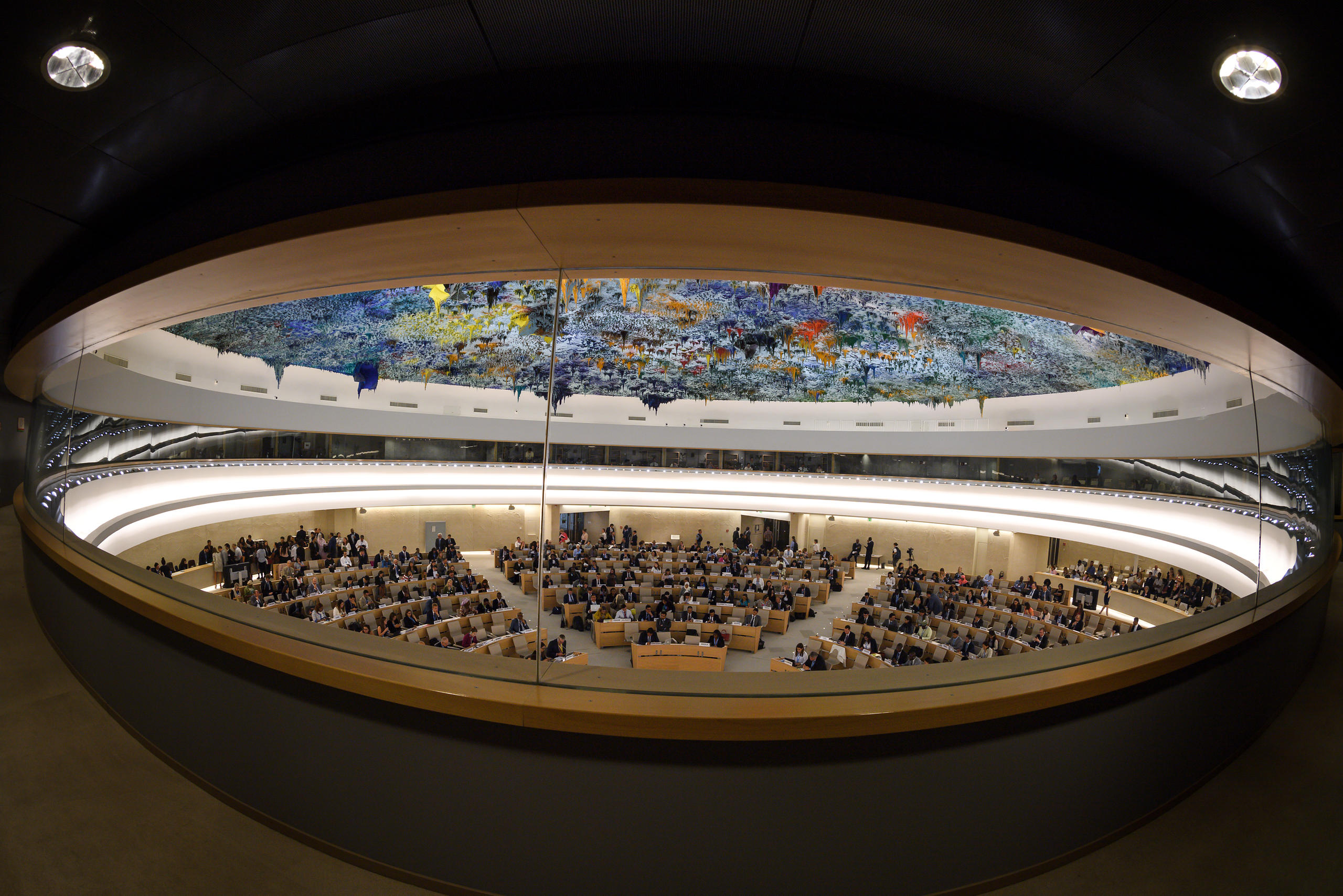 قاعة اجتماعات ضخمة في مقر الأمم المتحدة بمدينة جنيف