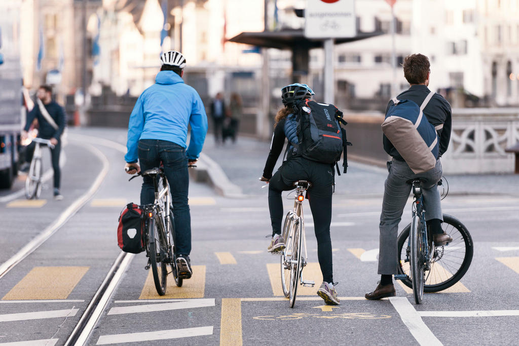 Quatro pessoas andando de bicicleta