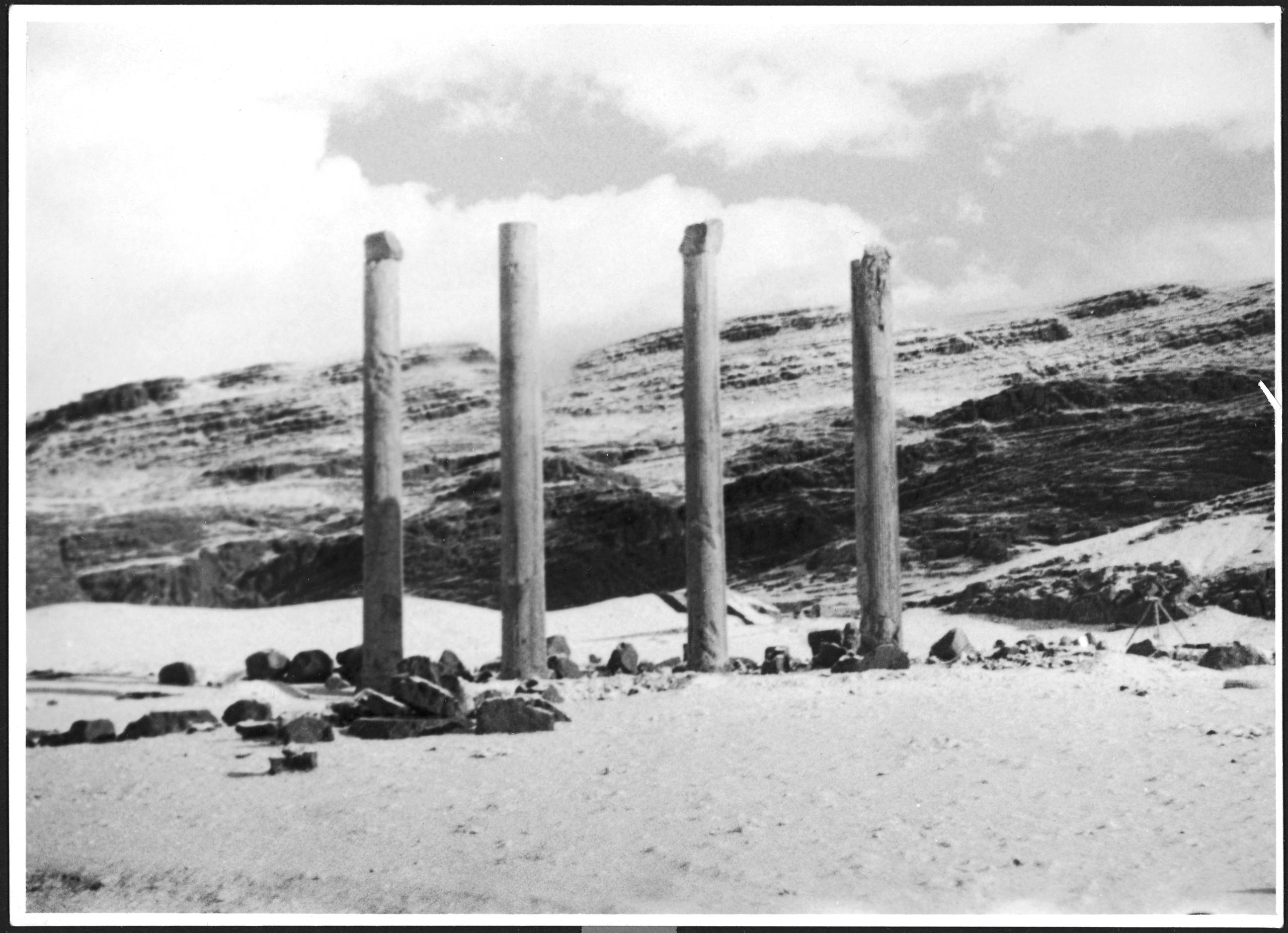 четыре колонны и каменные руины