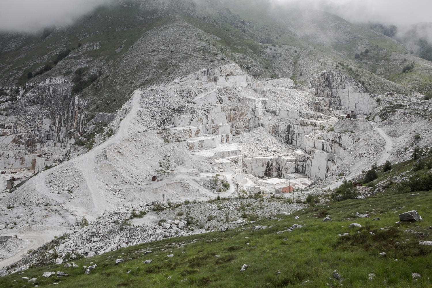 Die Marmor-Steinbrüche reissen Wunden in den Monte Sagro