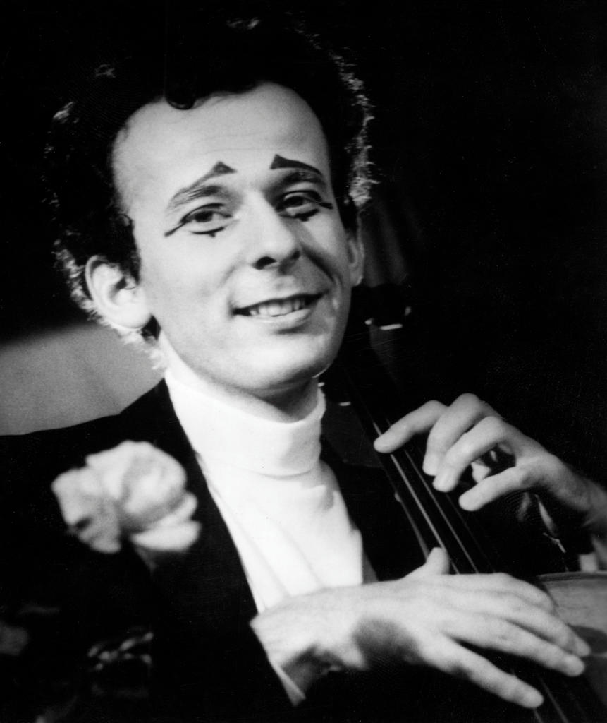 ピエロの化粧をしてチェロを弾くベアート・リヒナー氏