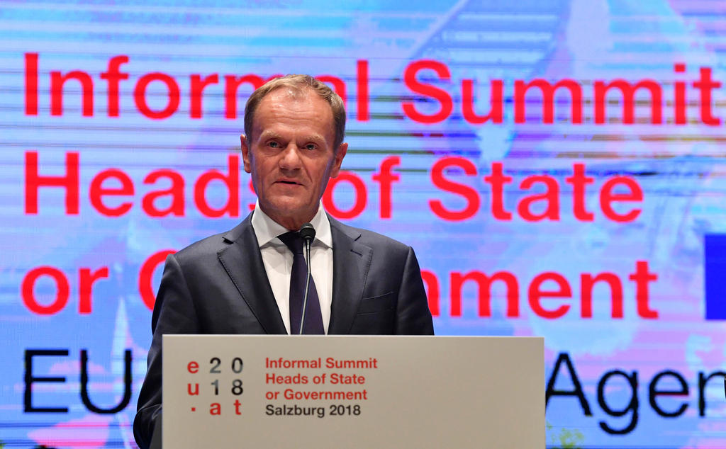 Il presidente del Consiglio europeo Donald Tusk al pulpito con la scritta Informal Summit Heads of State or Government
