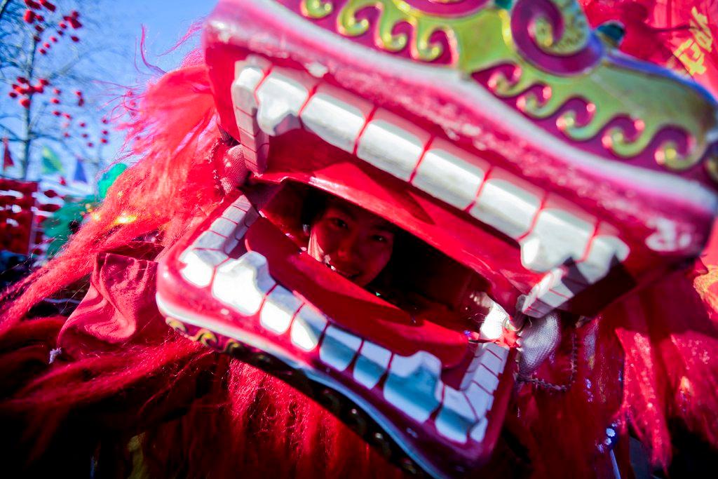 Blick in den offenen Mund einer chinesischen Drachen-Maske.