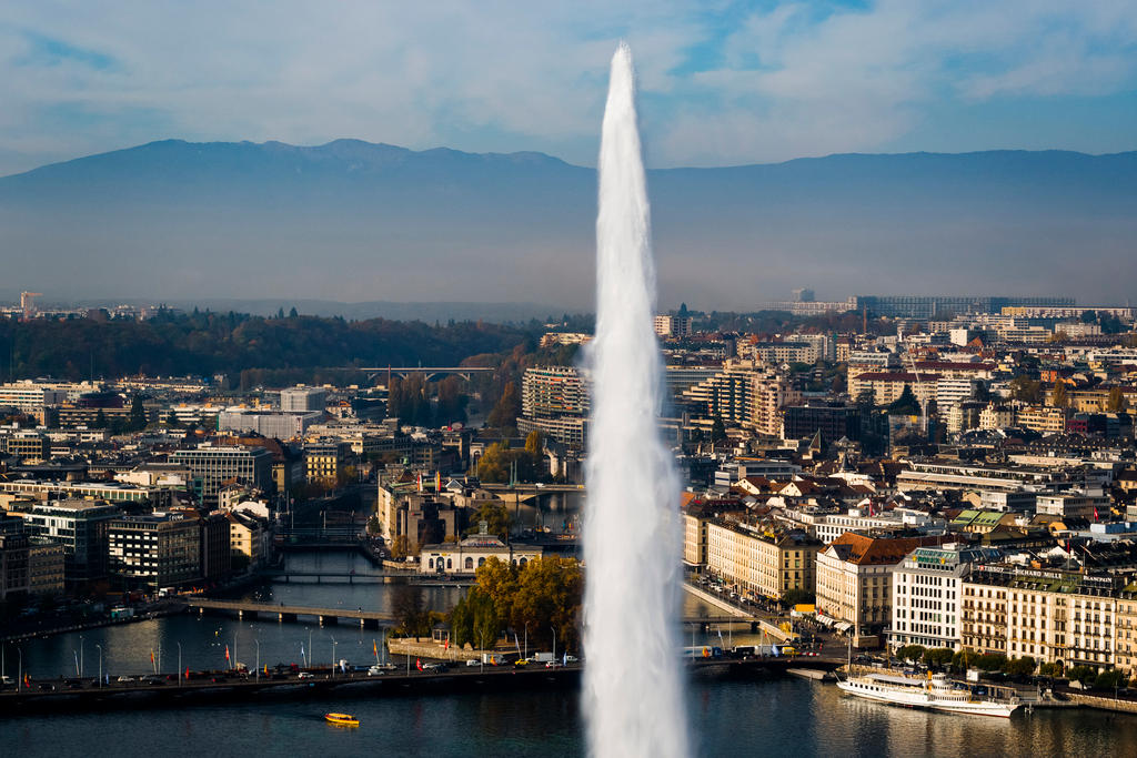 Швейцария. Женева. Достопримечательности Женевы: Фонтан Же-До (Jet d eau de Genève) на Женевском озере.