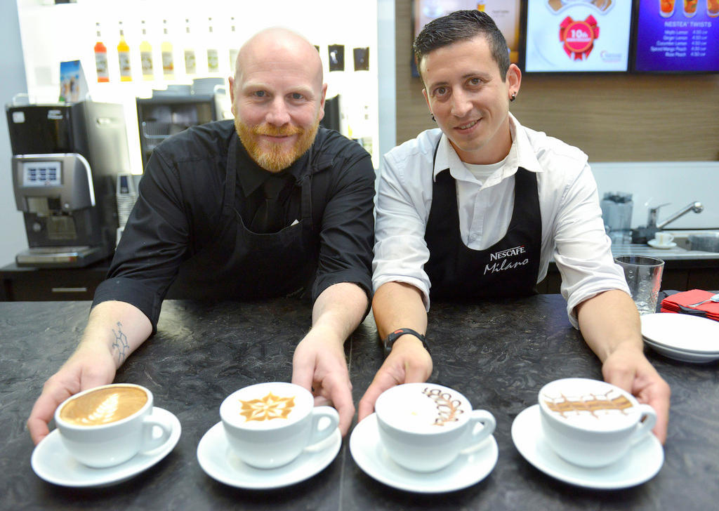 Deux baristas avec leurs cafés