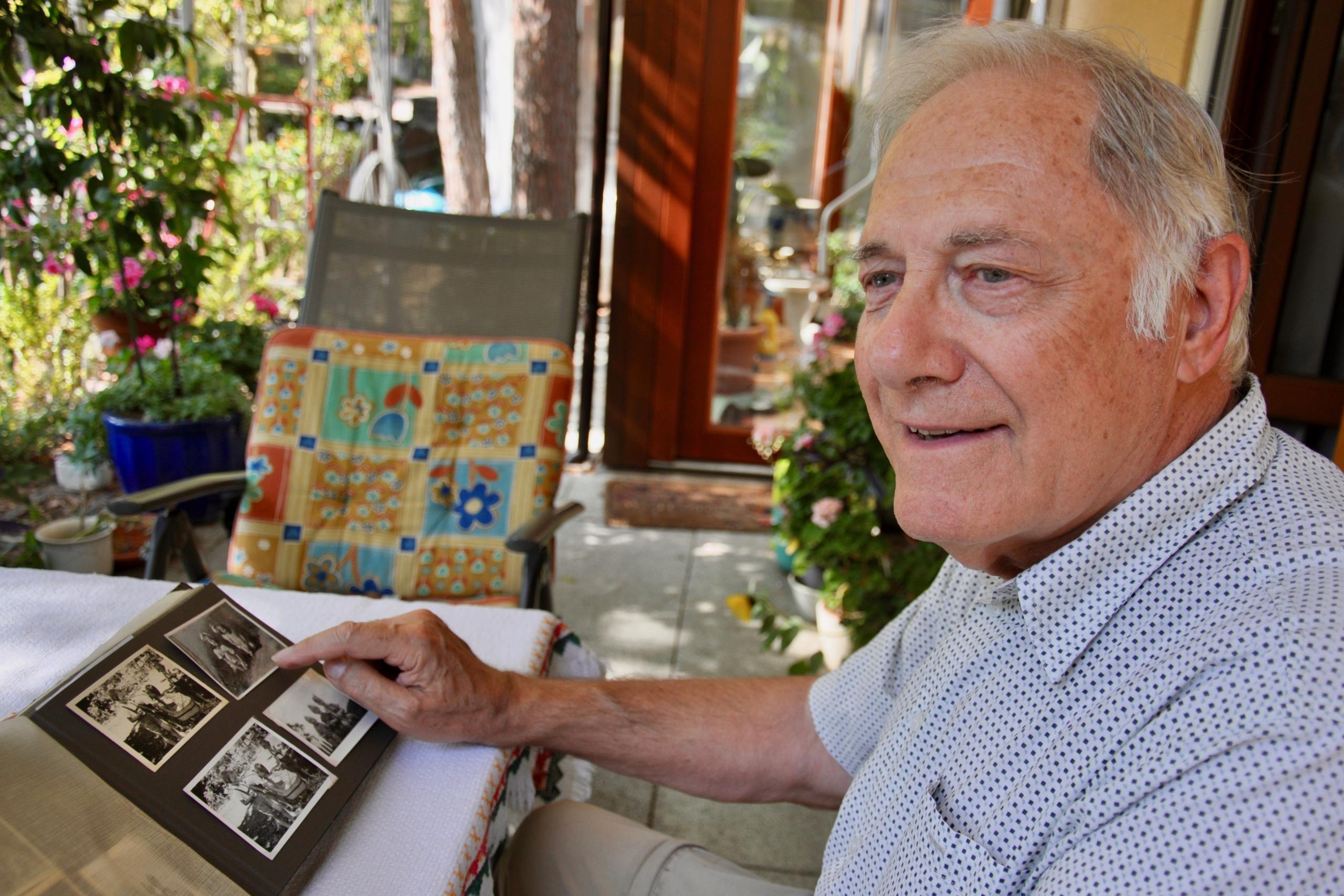 Alter Mann mit Fotoalbum