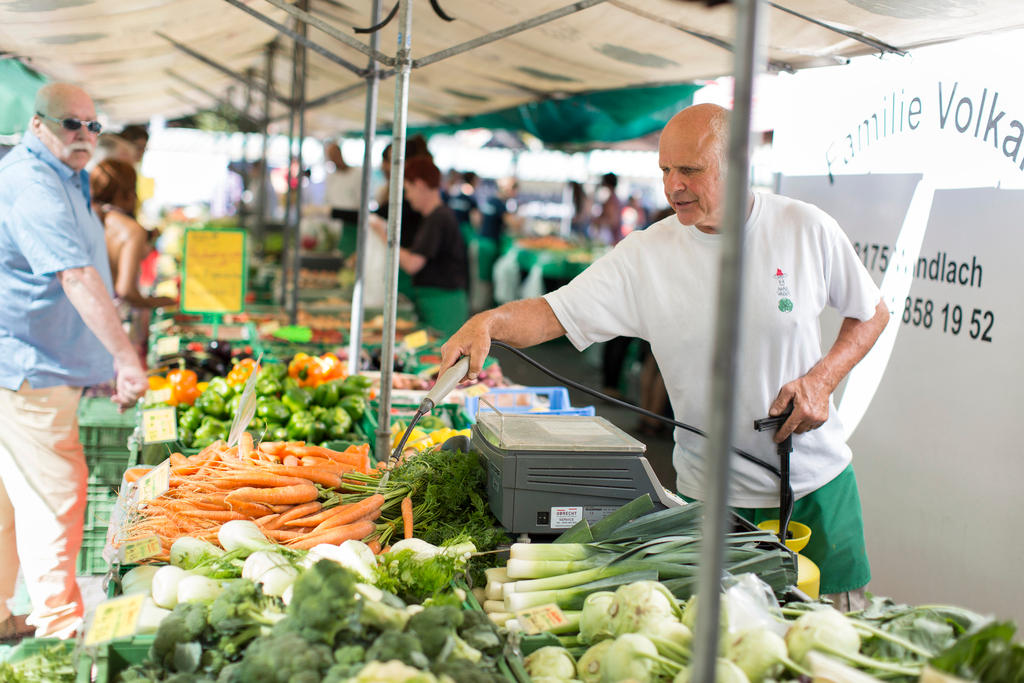 bancarella di verdure a un mercato