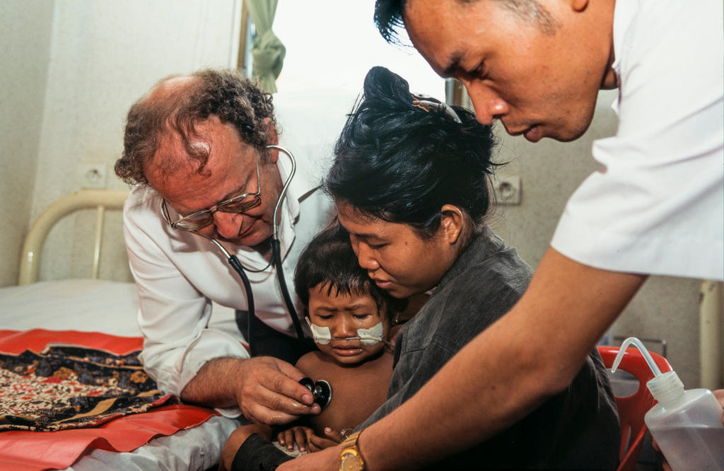 ジャヤヴァルマン７世小児病院で診察に当たるリヒナー医師