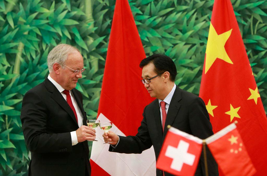瑞士经济部部长约翰·施奈德-阿曼与中国时任商务部部长高虎城于2013年进行自贸协定谈判