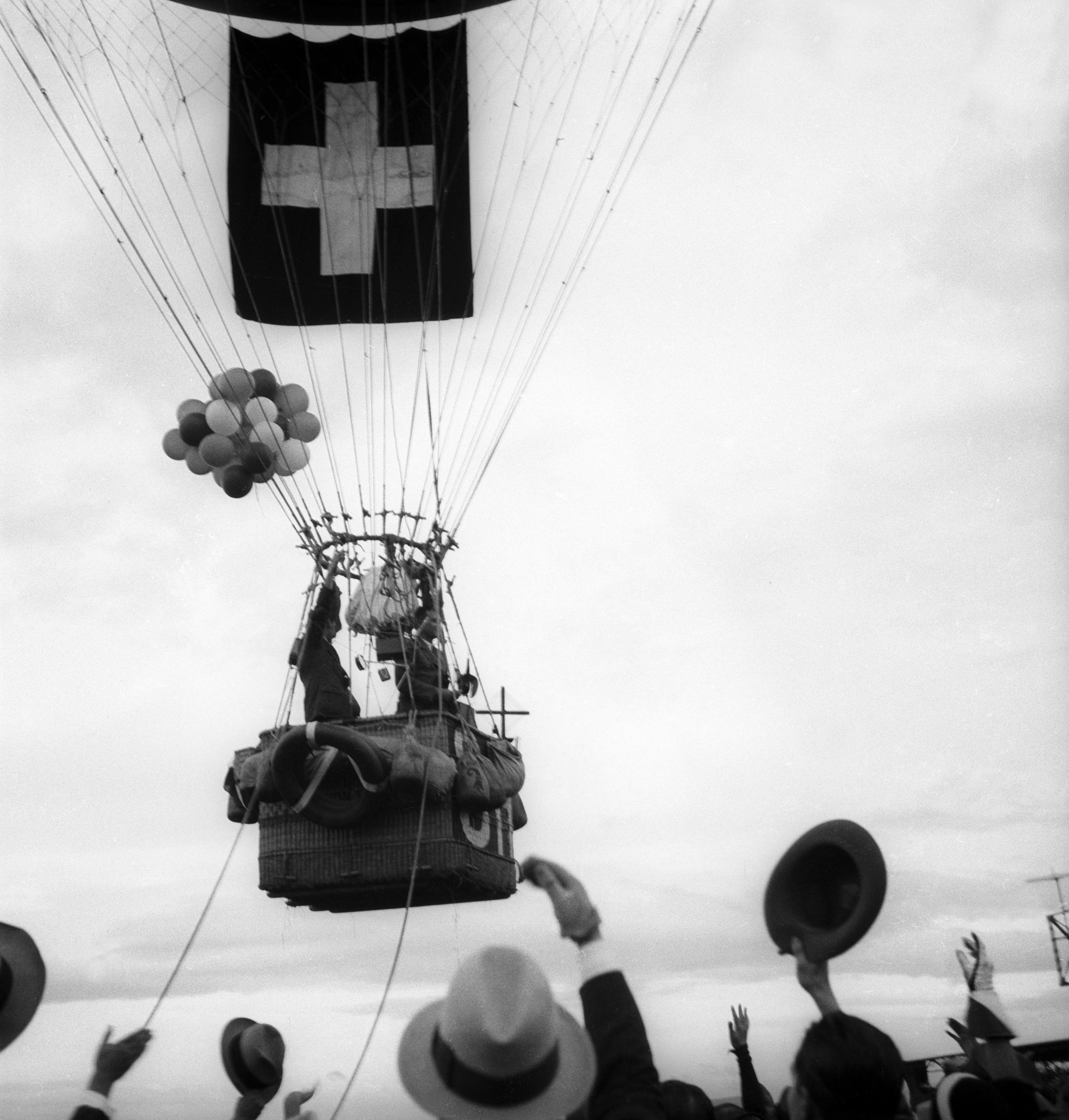 Un globo suizo se eleva durante la Copa Gordon Bennett de Basilea 1932