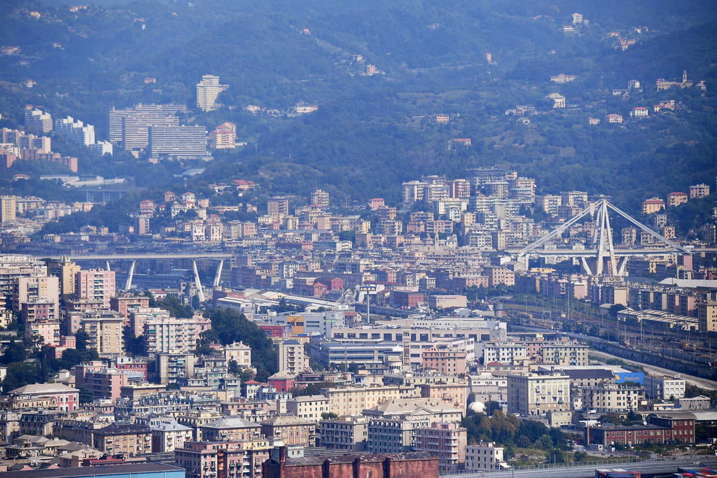 Una veduta di Genova con ai due lati i resti del ponte Morandi