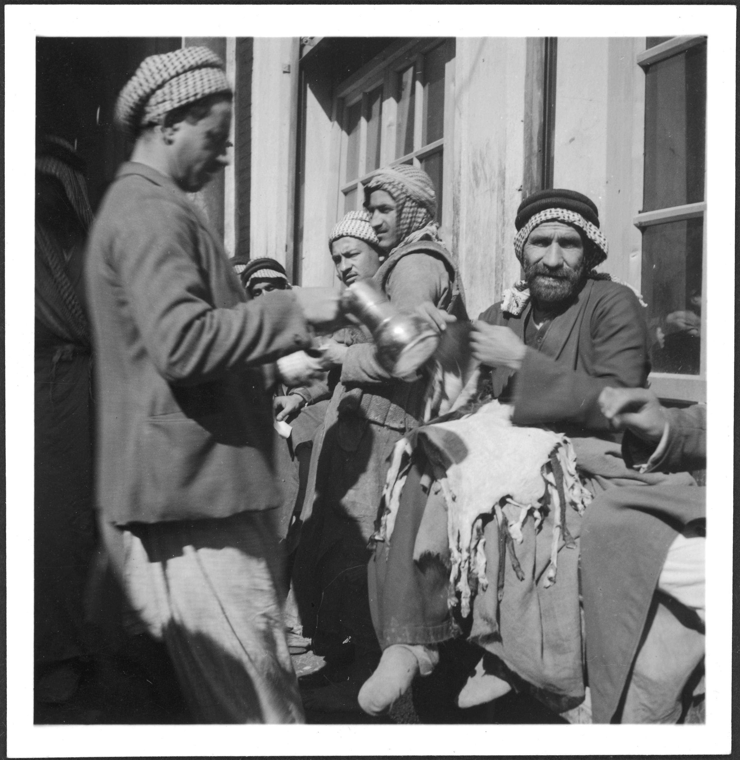 バグダッドのマーケットでお茶を飲む男性たち