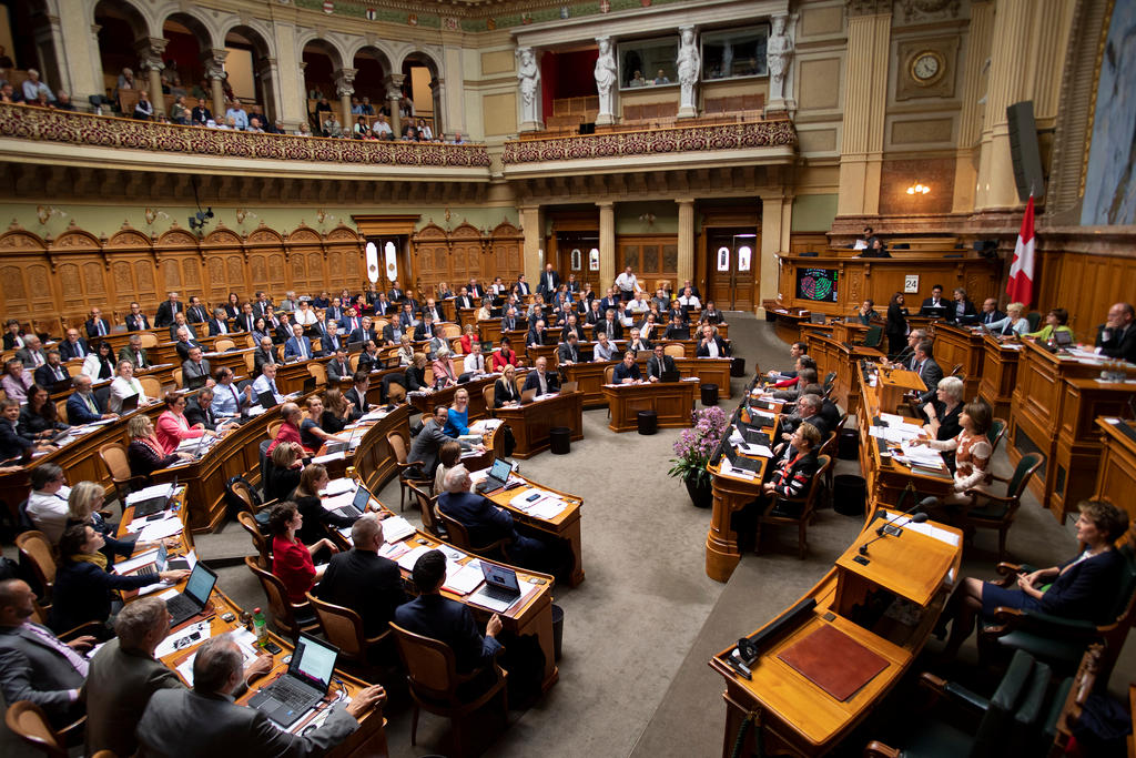 Veduta panoramica della sala del Consiglio nazionale con i deputati seduti al loro posto