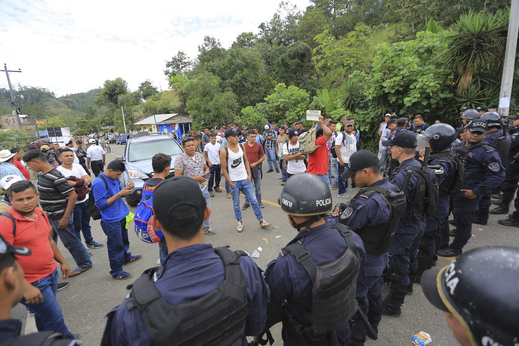 Polizia del Guatemala blocca il passaggio dei migranti dell Honduras