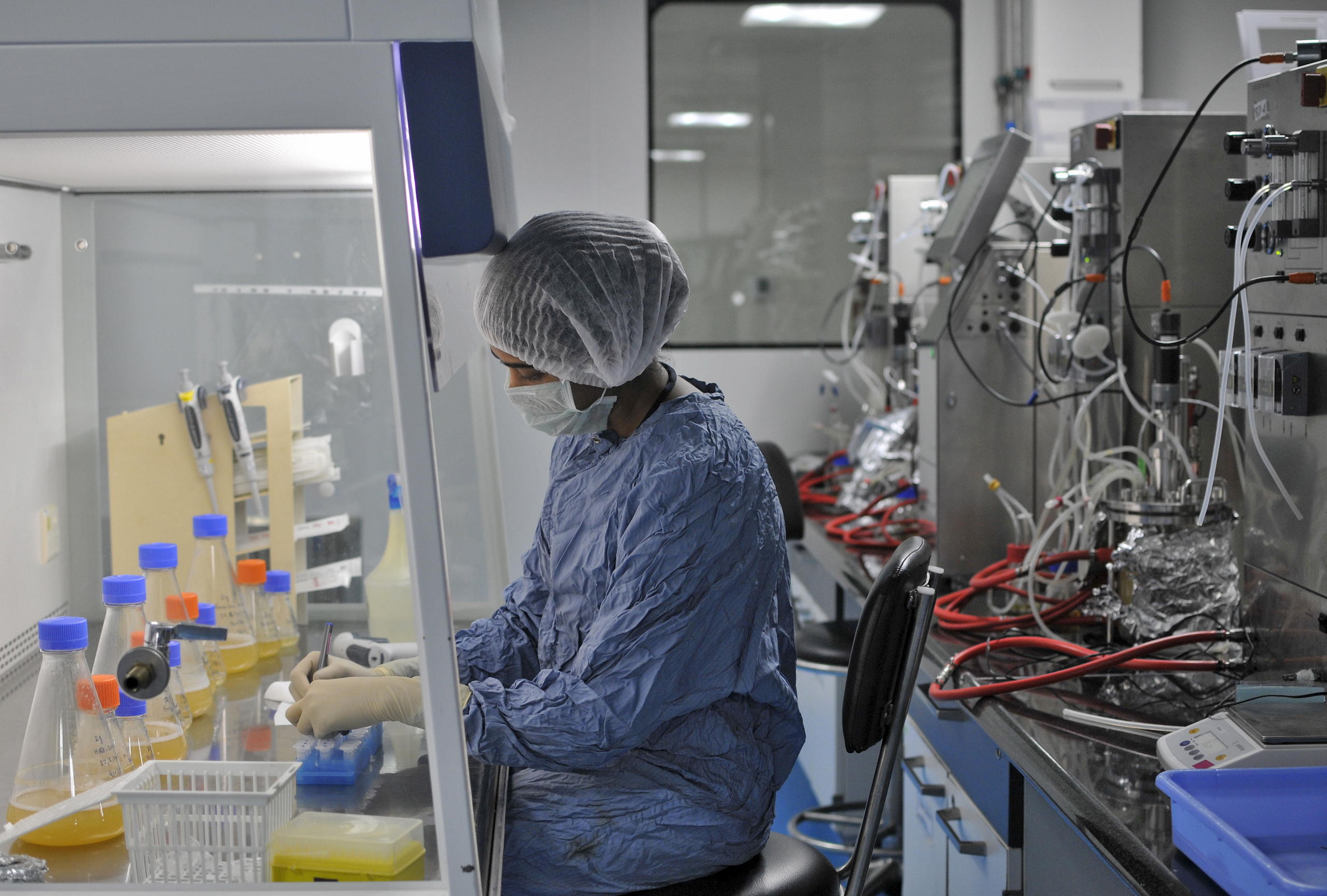 Mujer trabajando en laboratorio